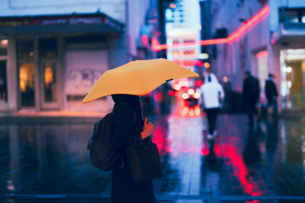 istock Wet day in city. 1610674592