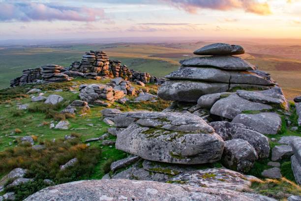 황혼의 거친 tor 암석, bodmin moor. 콘월, uk - bodmin moor 뉴스 사진 이미지