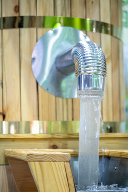 fill the bathtub with water - well fountain water pipe pipe imagens e fotografias de stock