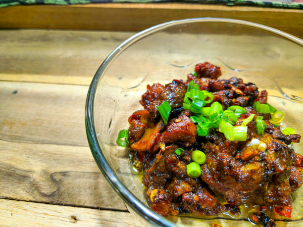 木のテーブルの上の醤油と玉ねぎの上の子羊のフライ - lamb chop shank cooked ストックフォトと画像