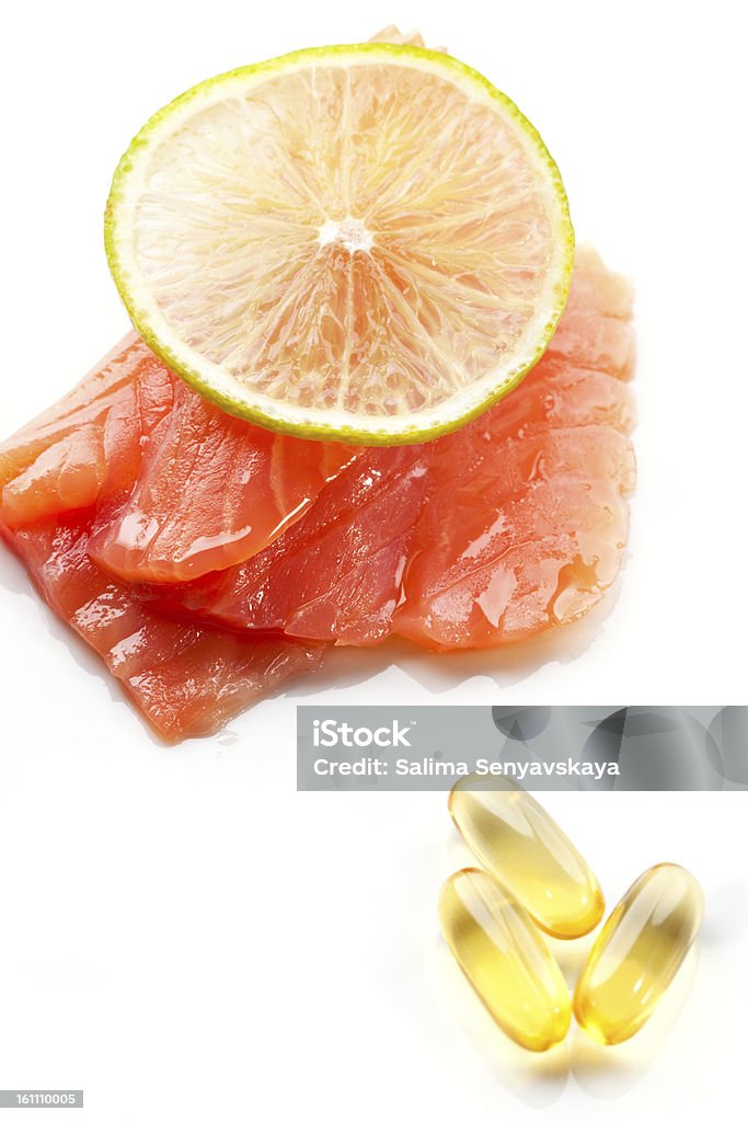 Omega 3 cápsulas de saúde e salmão defumado - Foto de stock de Alimentação Saudável royalty-free