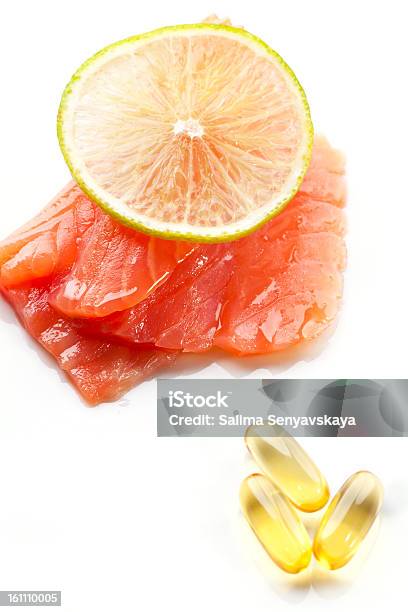 Foto de Omega 3 Cápsulas De Saúde E Salmão Defumado e mais fotos de stock de Alimentação Saudável - Alimentação Saudável, Beleza, Bem-estar
