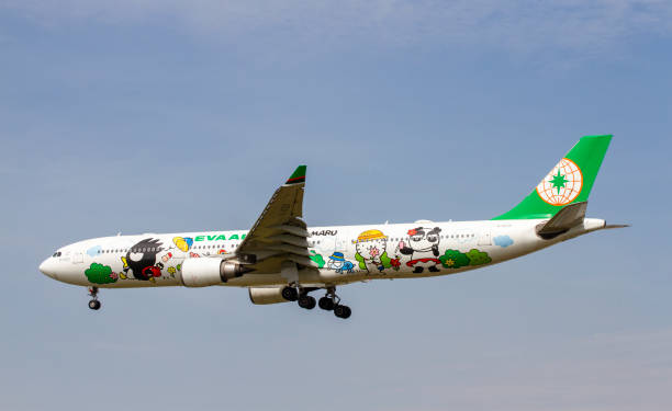 samolot airbus a330-302 eva air (reg b-16331) z malowaniem bad badtz-maru lądujący na międzynarodowym lotnisku tan son nhat, wietnam. - 16331 zdjęcia i obrazy z banku zdjęć