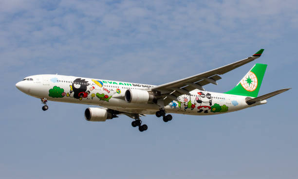 samolot airbus a330-302 eva air (reg b-16331) z malowaniem bad badtz-maru lądujący na międzynarodowym lotnisku tan son nhat, wietnam. - 16331 zdjęcia i obrazy z banku zdjęć