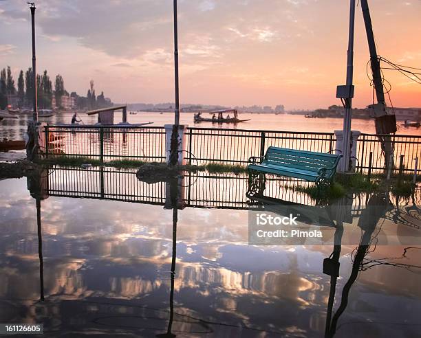 Dal Lago Strada Nazionale Srinagar - Fotografie stock e altre immagini di Acqua - Acqua, Ambientazione esterna, Ambientazione tranquilla