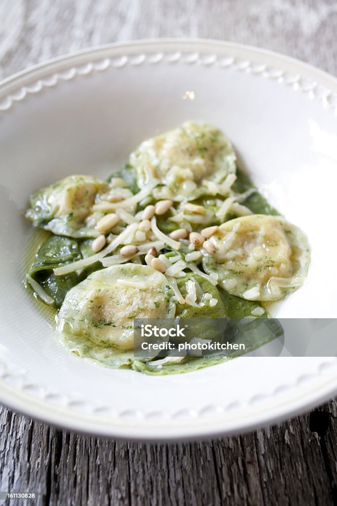 Espinafre Ravioli feitos à mão - Royalty-free Círculo Foto de stock