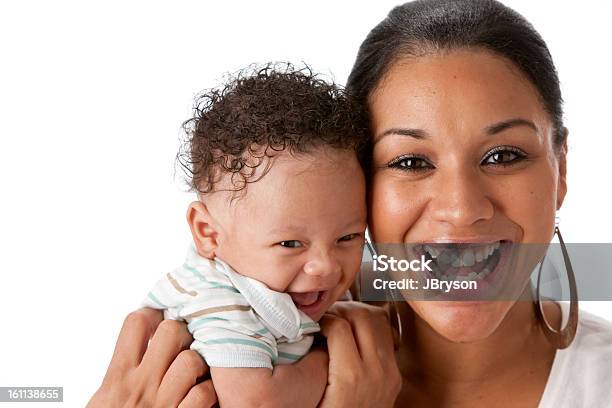 Gente Laughing Black Madre Y Bebé Niño De Hombros Foto de stock y más banco de imágenes de Bebé - Bebé, Madre, Fondo blanco