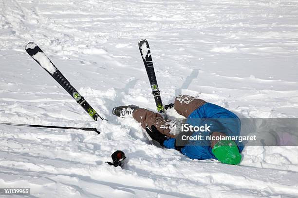 Acidente De Esqui - Fotografias de stock e mais imagens de Esqui - Esqui e snowboard - Esqui - Esqui e snowboard, Acidente - Conceito, Esqui - Equipamento Desportivo