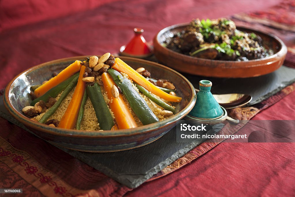 야채 쿠스쿠스 및 식육 Tagine - 로열티 프리 음식 스톡 사진