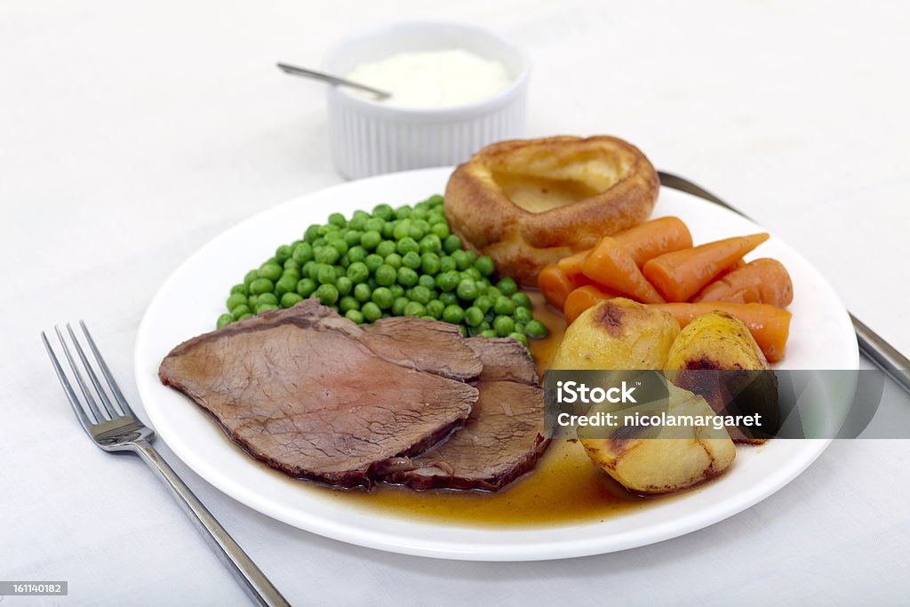 Tradicional com carne assada, pudim Yorkshire - Foto de stock de Assado - Prato Principal royalty-free