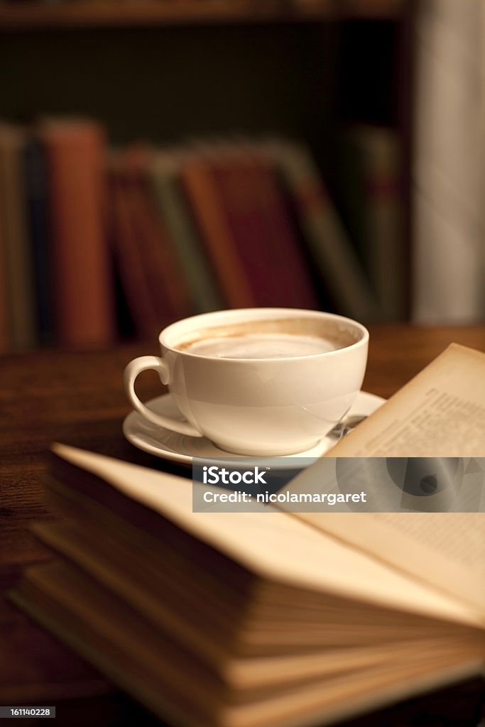 Lesung in der Bibliothek oder Buch entdecken - Lizenzfrei Kaffee - Getränk Stock-Foto