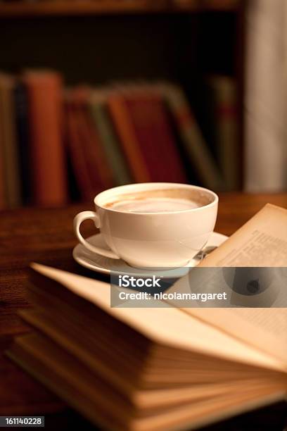 독서모드 라이브러리 또는 Book Shop 커피-마실 것에 대한 스톡 사진 및 기타 이미지 - 커피-마실 것, 서점, 읽기