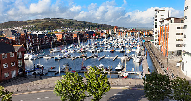 swansea marina, país de gales - pier jetty nautical vessel moored - fotografias e filmes do acervo