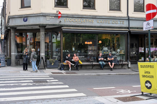 il caffè stockfleths kaffe & te nella piazza del castello (schous plass) a oslo. - te bevanda calda foto e immagini stock