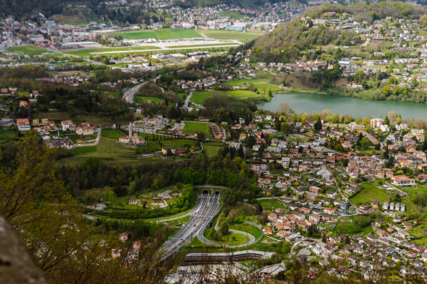 jezioro lago di muzzano w szwajcarii - ticino canton mountain lake lugano lake zdjęcia i obrazy z banku zdjęć