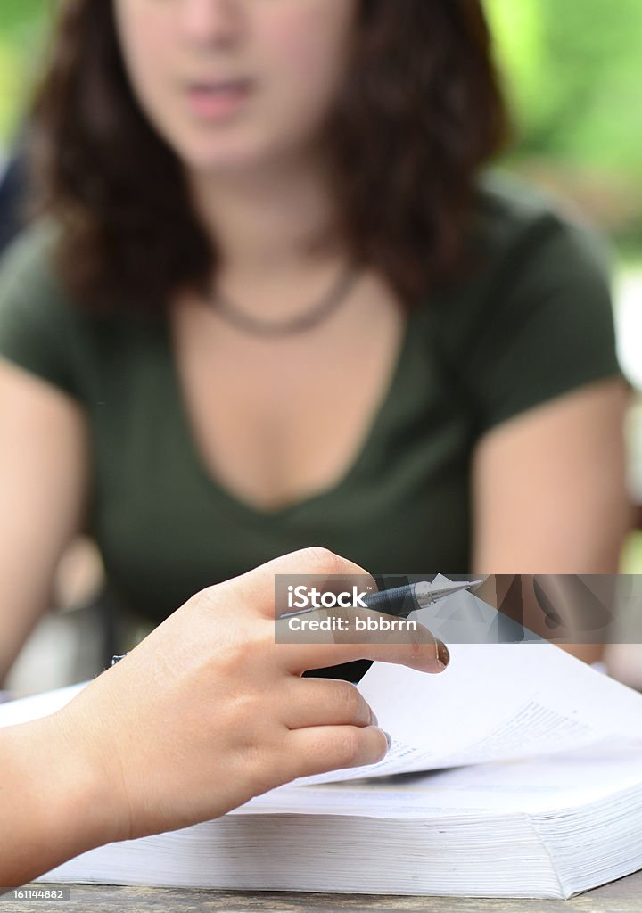 Mano pasando página - Foto de stock de Cuerpo humano libre de derechos