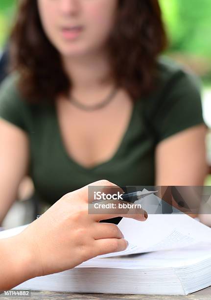 Mano Pasando Página Foto de stock y más banco de imágenes de Cuerpo humano - Cuerpo humano, Dedo humano, Fotografía - Imágenes