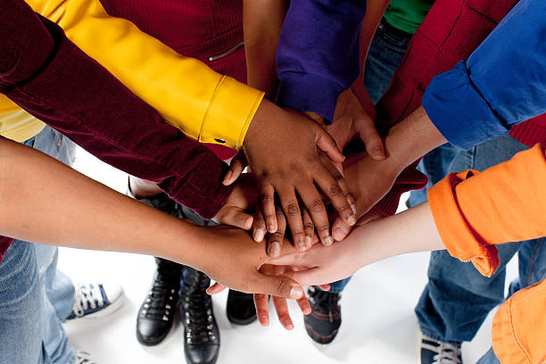 diversi ragazzi: gruppo multirazziale mani insieme colorato di team - solo adolescenti foto e immagini stock
