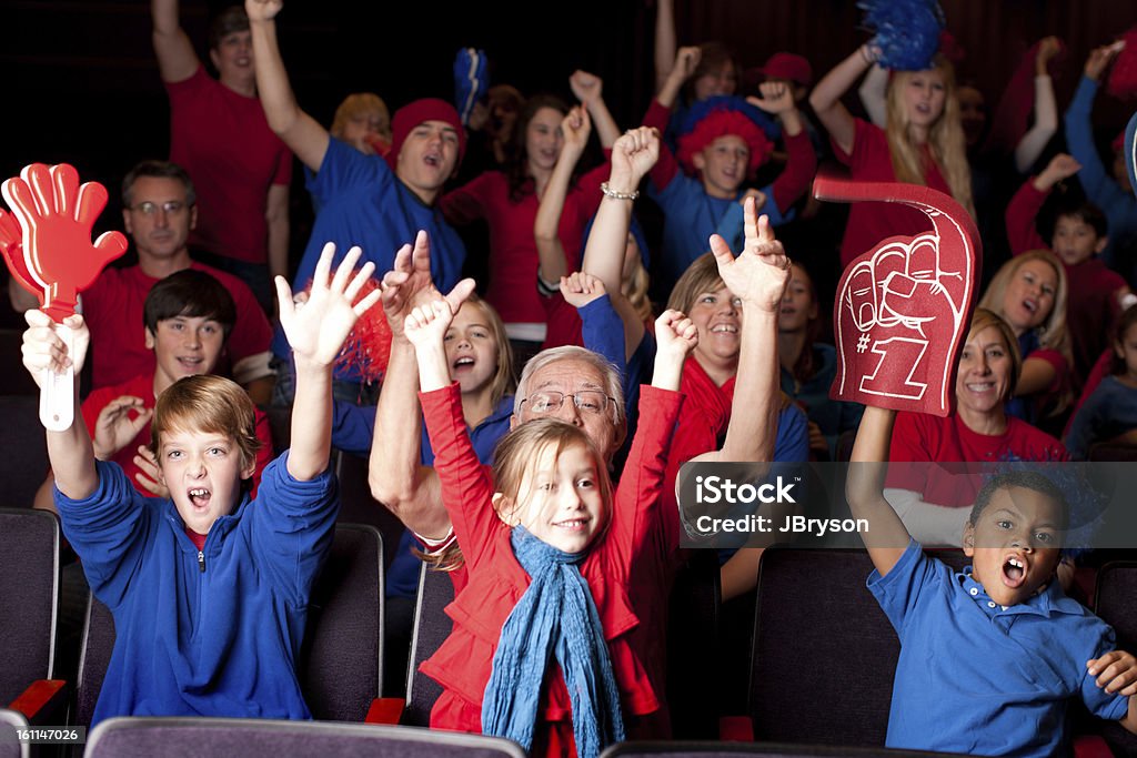 Los fanáticos de los deportes: Adultos y niños a los espectadores une de colores rojo y azul - Foto de stock de Aclamar libre de derechos