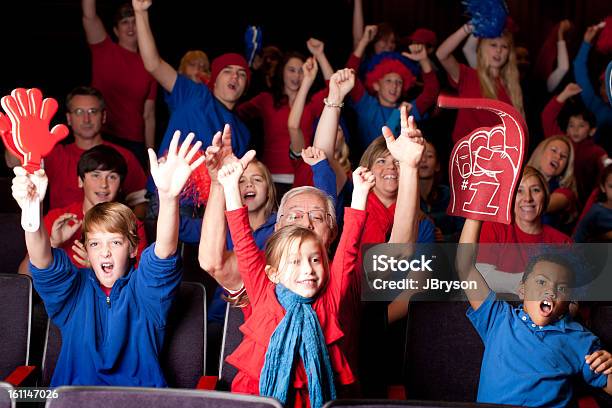 Los Fanáticos De Los Deportes Adultos Y Niños A Los Espectadores Une De Colores Rojo Y Azul Foto de stock y más banco de imágenes de Aclamar