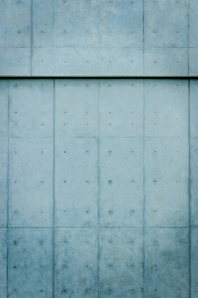 istock Old concrete wall that looks gray and tough 1611494131