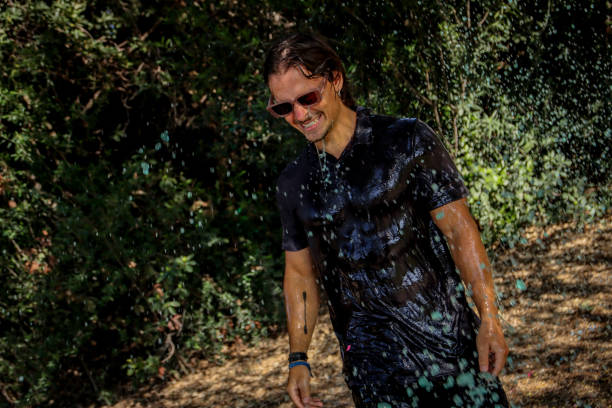 istock Young man soaked at the park 1611621883