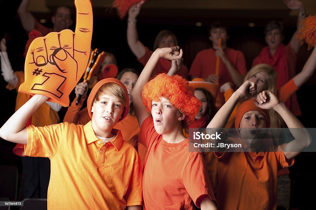 Sports Fans: Teenager, Kinder begeisterte Zuschauer Team-Farbe Orange - Lizenzfrei Fan Stock-Foto