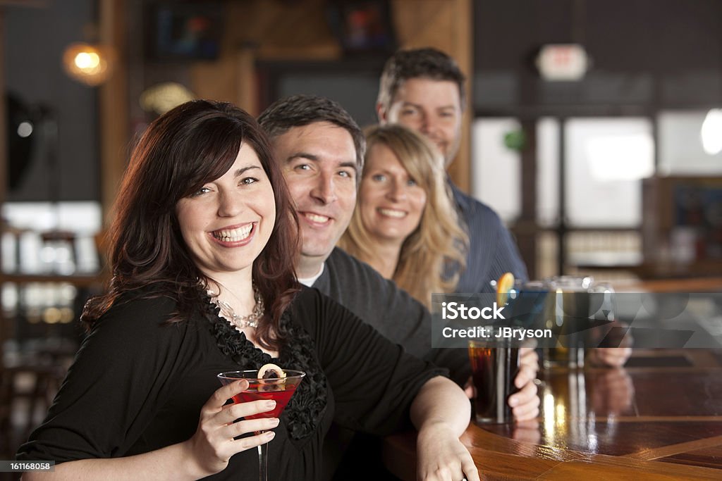 Prawdziwy ludzie: Dorosłe pary z Wieczór w barze - Zbiór zdjęć royalty-free (20-29 lat)