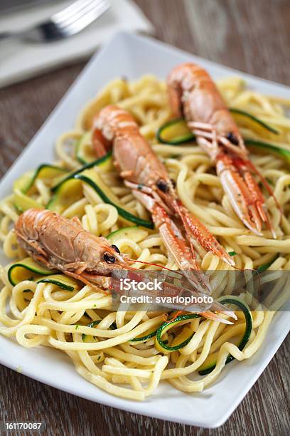 Tagliatelle Mit Shrimps Und Zucchini Stockfoto und mehr Bilder von Bildschärfe - Bildschärfe, Extreme Nahaufnahme, Farbbild