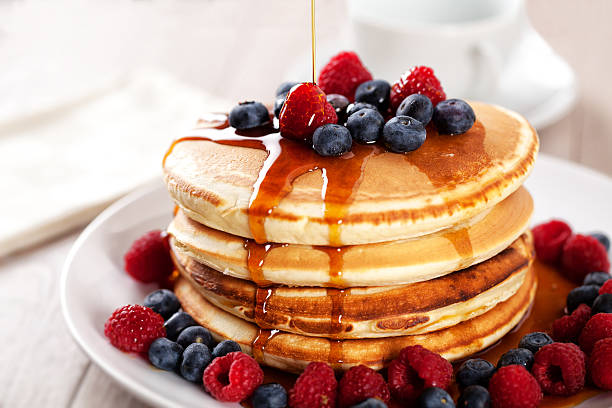 팬케이크, 베리류와 메이플 시럽 - pancake ready to eat equipment fruit 뉴스 사진 이미지