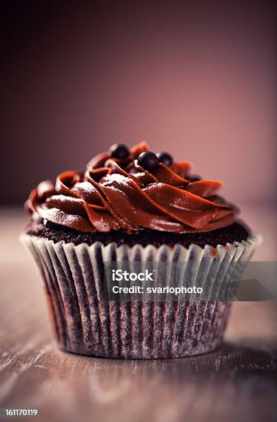 Cupcake Al Cioccolato - Fotografie stock e altre immagini di Alimentazione non salutare - Alimentazione non salutare, Ambientazione interna, Cibi e bevande