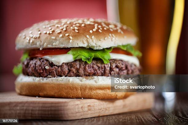 Fresca Hamburger Di Manzo - Fotografie stock e altre immagini di Alimentazione non salutare - Alimentazione non salutare, Alla griglia, Bibita