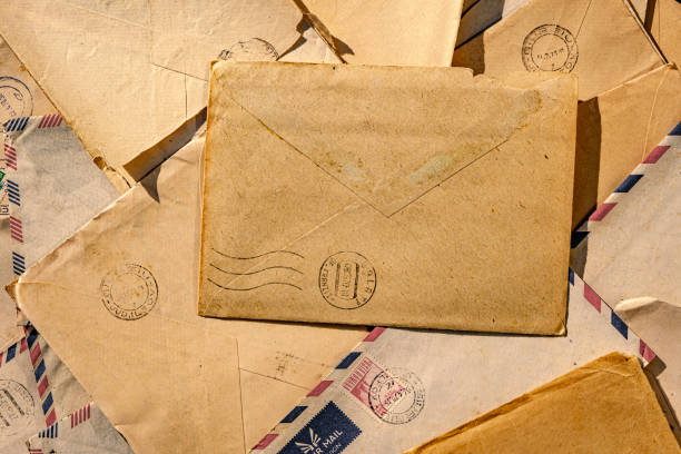 切手付きの古い封筒 - air mail mail envelope blank ストックフォトと画像