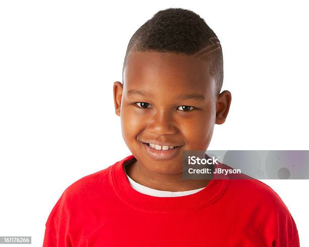 Foto de Pessoas Reais Menino Preto Camisa Vermelha Brilhante De Cabeça Ombros e mais fotos de stock de 8-9 Anos