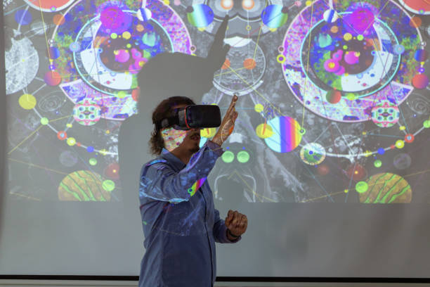 istock Demonstrating the use of VR glasses 1611790183