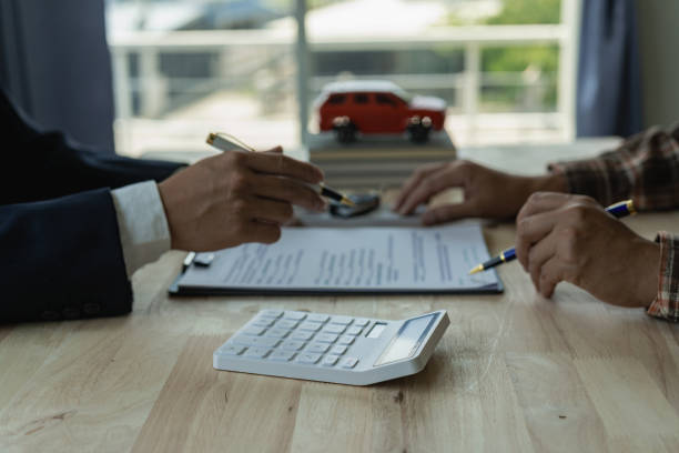 A car dealership recommends a car model to customers, who contact them to view the car and purchase contract. Sell and rent inside the office with insurance advice. Remote Picture un concesionario de automóviles recomienda un modelo de automóvil a los clientes, quienes se comunican con ellos para ver el automóvil y el contrato de compra. vende y alquila dentro de la oficina con asesoramiento de seguros. imagen remota