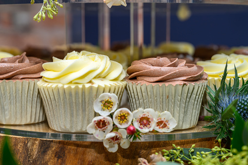 Cupcakes with fresh flowers for a wedding cake