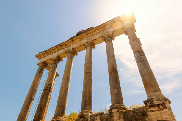 tempel des saturn auf forum romanum auf himmelshintergrund, rom, italien, europa - rome sunlight roman forum temple of saturn stock-fotos und bilder