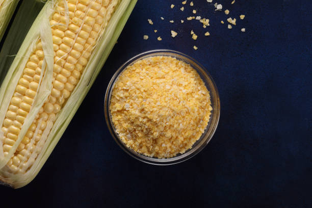 corn on the cob with ears and flakes - wheat whole wheat close up corn on the cob imagens e fotografias de stock