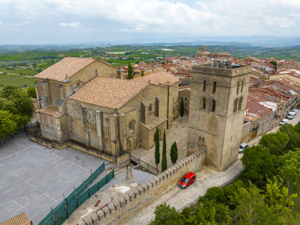 vista en la iglesia de santa maría de los reyes en laguardia, españa - álava fotografías e imágenes de stock