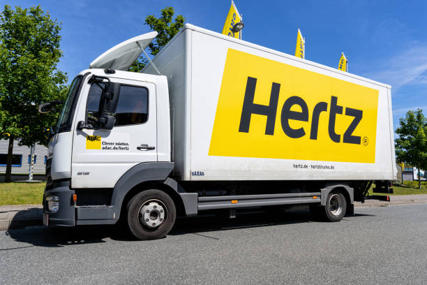 camion hertz mercedes-benz atego - the hertz corporation photos et images de collection