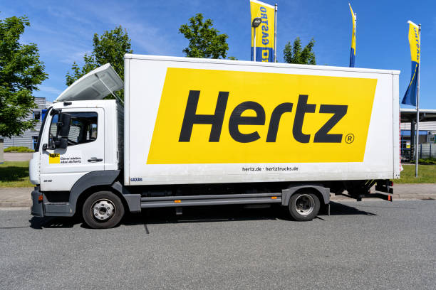 camion hertz mercedes-benz atego - the hertz corporation photos et images de collection