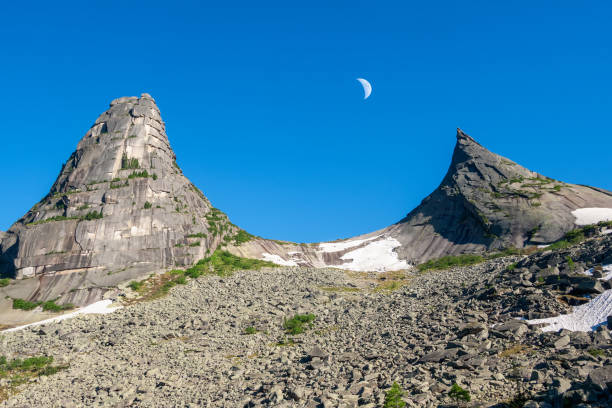 parabelfelsen mit halbmond im ergaki-nationalpark in west-sajan, süd-zentralsibirien. einzigartige berge unter blauem himmel. - ergaki stock-fotos und bilder