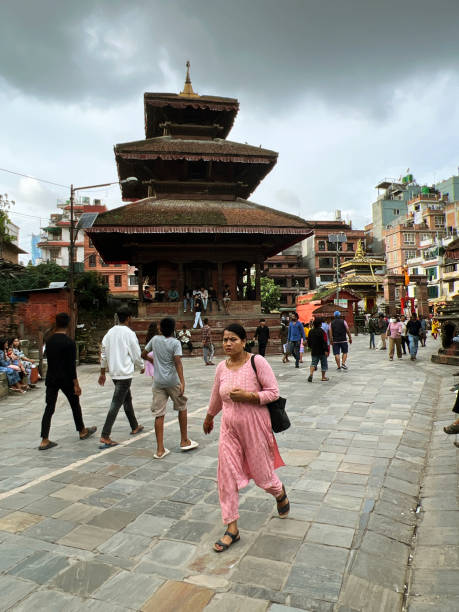 ludzie idą ulicą katmandu z nepalu vertical editorial still - wrzosowisko zdjęcia i obrazy z banku zdjęć