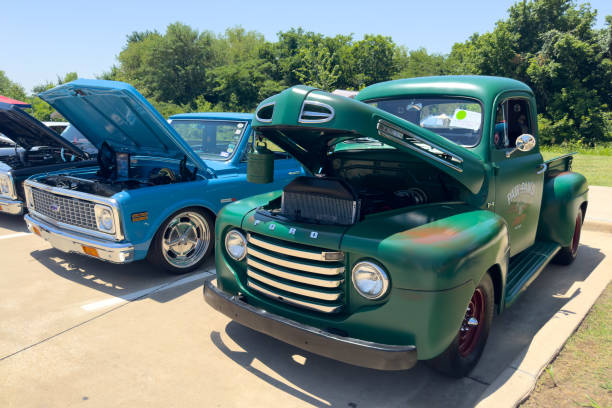 autos antiguos ford chevrolet siendo mostrados para la gente durante el salón del automóvil. - usa antique car blue fotografías e imágenes de stock