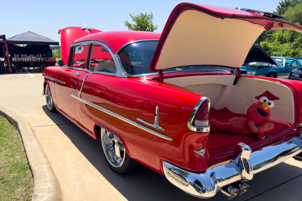 вид сзади на chevrolet bel air 1955 года выпуска с открытым багажником на выставке автомобиля. - chevrolet bel air personal land vehicle american culture car стоковые фото и изображения