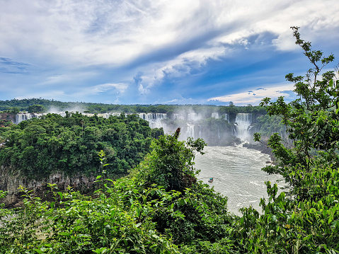 Cataratas del Iguazú, la mayor serie de cascadas del mundo, ubicadas en la frontera con Brasil y Argentina photo