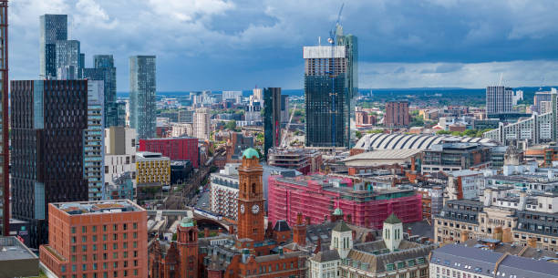 manchester skyline von der oxford road - palace hotel stock-fotos und bilder