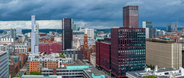 manchester skyline von der oxford road - palace hotel stock-fotos und bilder