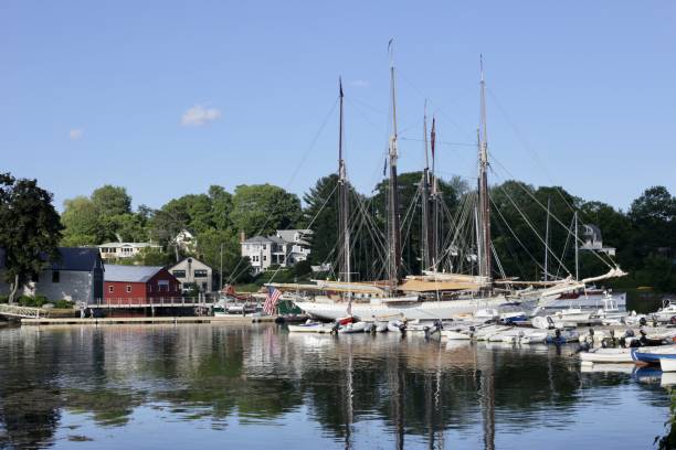 boote in camden harbor, maine - town maine american culture camden maine stock-fotos und bilder